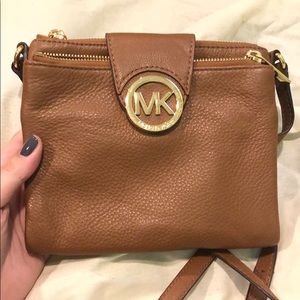 MICHEAL KORS CROSS BODY